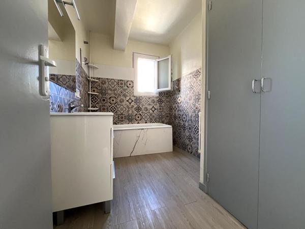 Charmant appartement de type T3/T4 de 106 m²  très spacieux avec balcon  au 2 ème étage sans ascenseur