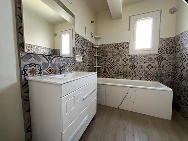 Charmant appartement de type T3/T4 de 106 m²  très spacieux avec balcon  au 2 ème étage sans ascenseur