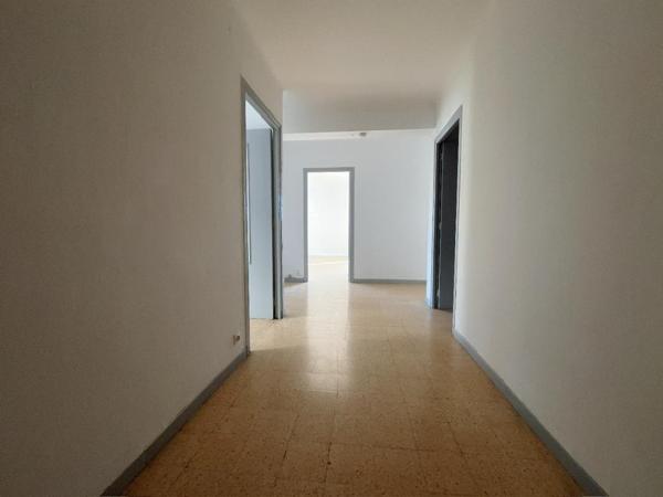 Charmant appartement de type T3/T4 de 106 m²  très spacieux avec balcon  au 2 ème étage sans ascenseur