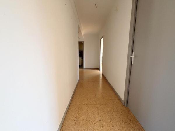 Charmant appartement de type T3/T4 de 106 m²  très spacieux avec balcon  au 2 ème étage sans ascenseur