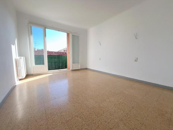 Charmant appartement de type T3/T4 de 106 m²  très spacieux avec balcon  au 2 ème étage sans ascenseur