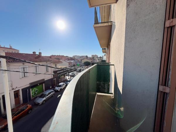 Charmant appartement de type T3/T4 de 106 m²  très spacieux avec balcon  au 2 ème étage sans ascenseur