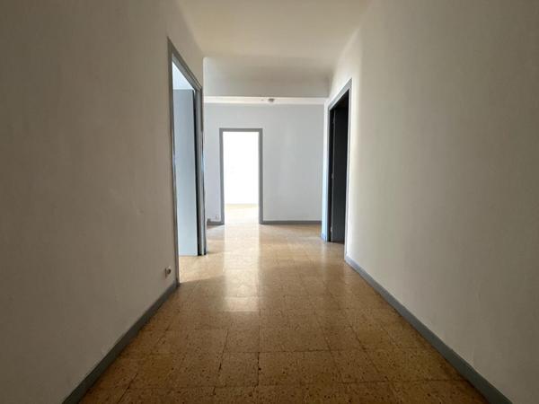 Charmant appartement de type T3/T4 de 106 m²  très spacieux avec balcon  au 2 ème étage sans ascenseur