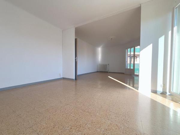 Charmant appartement de type T3/T4 de 106 m²  très spacieux avec balcon  au 2 ème étage sans ascenseur