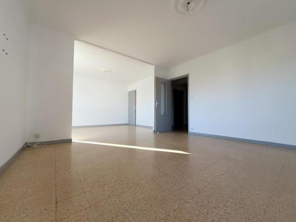 Charmant appartement de type T3/T4 de 106 m²  très spacieux avec balcon  au 2 ème étage sans ascenseur