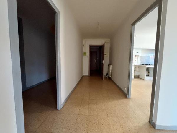 Charmant appartement de type T3/T4 de 106 m²  très spacieux avec balcon  au 2 ème étage sans ascenseur