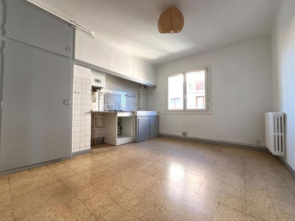 Charmant appartement de type T3/T4 de 106 m²  très spacieux avec balcon  au 2 ème étage sans ascenseur