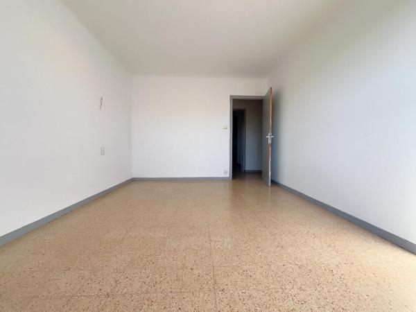 Charmant appartement de type T3/T4 de 106 m²  très spacieux avec balcon  au 2 ème étage sans ascenseur
