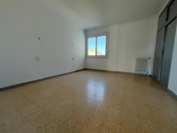 Charmant appartement de type T3/T4 de 106 m²  très spacieux avec balcon  au 2 ème étage sans ascenseur