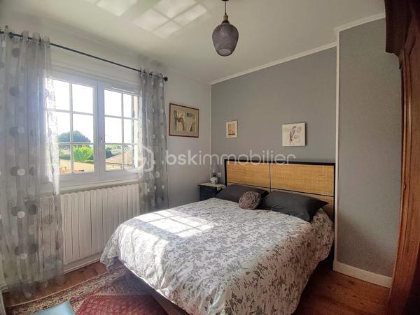 Située au coeur de Bergerac, dans une impasse au calme mais proche de toutes les commodités, cette maison de ville rénovée vous séduira par son authenticité, son charme et son côté chaleureux.

La maison séduit dès l’entrée par ses volumes lumineux et son atmosphère chaleureuse. Vous profiterez d’un magnifique salon avec sa cheminée parfaite pour les soirées d'hiver et son parquet ancien, d'une salle à manger avec ses poutres. La cuisine, entièrement aménagée et équipée, allie fonctionnalité et convivialité, son arrière cuisine et sa cave. La salle de bain fonctionnelle avec baignoire, douche et WC. 
Côté nuit, la maison dispose de trois belles chambres dont une avec dressing, un WC séparé avec vasque complète l’ensemble.

À l’extérieur, le charme opère tout autant : un terrain de 580 m², soigneusement entretenu, une grande terrasse travertin avec sa pergola bioclimatique, une belle piscine coque chauffée et nage à contre courant pour profiter pleinement des beaux jours, son coin barbecue, son jardin arboré et fleuri et un garage. Un environnement campagne dans la ville, très agréable.

Cette demeure a été rénovée en partie en 2024 :  terrasse, piscine, adoucisseur, pompe à chaleur air/eau, pergola, volets alu à l'étage, baie vitrée et porte d'entrée, Salle de bain, VPH, isolation ouate cellulose. Toiture 10 ans.

Pas de travaux à prévoir, on pose ses meubles. Coup de coeur assuré.
Je reste à votre disposition pour toutes questions ou visite.