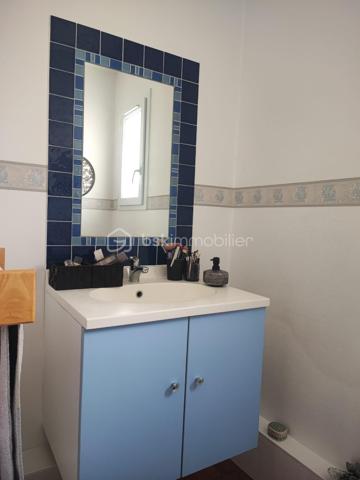 Située au coeur de Bergerac, dans une impasse au calme mais proche de toutes les commodités, cette maison de ville rénovée vous séduira par son authenticité, son charme et son côté chaleureux.

La maison séduit dès l’entrée par ses volumes lumineux et son atmosphère chaleureuse. Vous profiterez d’un magnifique salon avec sa cheminée parfaite pour les soirées d'hiver et son parquet ancien, d'une salle à manger avec ses poutres. La cuisine, entièrement aménagée et équipée, allie fonctionnalité et convivialité, son arrière cuisine et sa cave. La salle de bain fonctionnelle avec baignoire, douche et WC. 
Côté nuit, la maison dispose de trois belles chambres dont une avec dressing, un WC séparé avec vasque complète l’ensemble.

À l’extérieur, le charme opère tout autant : un terrain de 580 m², soigneusement entretenu, une grande terrasse travertin avec sa pergola bioclimatique, une belle piscine coque chauffée et nage à contre courant pour profiter pleinement des beaux jours, son coin barbecue, son jardin arboré et fleuri et un garage. Un environnement campagne dans la ville, très agréable.

Cette demeure a été rénovée en partie en 2024 :  terrasse, piscine, adoucisseur, pompe à chaleur air/eau, pergola, volets alu à l'étage, baie vitrée et porte d'entrée, Salle de bain, VPH, isolation ouate cellulose. Toiture 10 ans.

Pas de travaux à prévoir, on pose ses meubles. Coup de coeur assuré.
Je reste à votre disposition pour toutes questions ou visite.