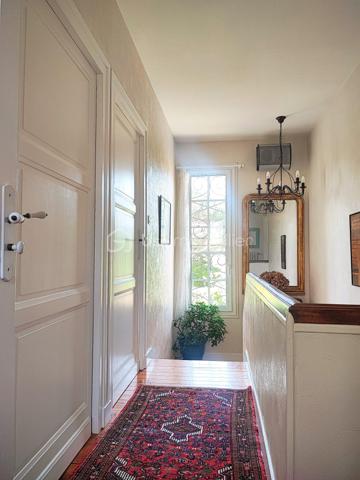 Située au coeur de Bergerac, dans une impasse au calme mais proche de toutes les commodités, cette maison de ville rénovée vous séduira par son authenticité, son charme et son côté chaleureux.

La maison séduit dès l’entrée par ses volumes lumineux et son atmosphère chaleureuse. Vous profiterez d’un magnifique salon avec sa cheminée parfaite pour les soirées d'hiver et son parquet ancien, d'une salle à manger avec ses poutres. La cuisine, entièrement aménagée et équipée, allie fonctionnalité et convivialité, son arrière cuisine et sa cave. La salle de bain fonctionnelle avec baignoire, douche et WC. 
Côté nuit, la maison dispose de trois belles chambres dont une avec dressing, un WC séparé avec vasque complète l’ensemble.

À l’extérieur, le charme opère tout autant : un terrain de 580 m², soigneusement entretenu, une grande terrasse travertin avec sa pergola bioclimatique, une belle piscine coque chauffée et nage à contre courant pour profiter pleinement des beaux jours, son coin barbecue, son jardin arboré et fleuri et un garage. Un environnement campagne dans la ville, très agréable.

Cette demeure a été rénovée en partie en 2024 :  terrasse, piscine, adoucisseur, pompe à chaleur air/eau, pergola, volets alu à l'étage, baie vitrée et porte d'entrée, Salle de bain, VPH, isolation ouate cellulose. Toiture 10 ans.

Pas de travaux à prévoir, on pose ses meubles. Coup de coeur assuré.
Je reste à votre disposition pour toutes questions ou visite.