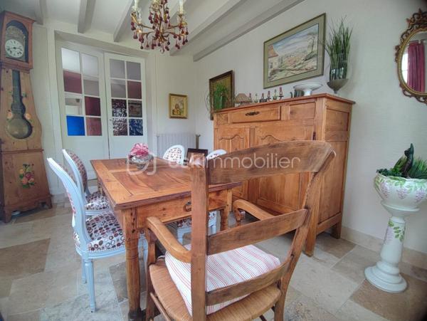 Située au coeur de Bergerac, dans une impasse au calme mais proche de toutes les commodités, cette maison de ville rénovée vous séduira par son authenticité, son charme et son côté chaleureux.

La maison séduit dès l’entrée par ses volumes lumineux et son atmosphère chaleureuse. Vous profiterez d’un magnifique salon avec sa cheminée parfaite pour les soirées d'hiver et son parquet ancien, d'une salle à manger avec ses poutres. La cuisine, entièrement aménagée et équipée, allie fonctionnalité et convivialité, son arrière cuisine et sa cave. La salle de bain fonctionnelle avec baignoire, douche et WC. 
Côté nuit, la maison dispose de trois belles chambres dont une avec dressing, un WC séparé avec vasque complète l’ensemble.

À l’extérieur, le charme opère tout autant : un terrain de 580 m², soigneusement entretenu, une grande terrasse travertin avec sa pergola bioclimatique, une belle piscine coque chauffée et nage à contre courant pour profiter pleinement des beaux jours, son coin barbecue, son jardin arboré et fleuri et un garage. Un environnement campagne dans la ville, très agréable.

Cette demeure a été rénovée en partie en 2024 :  terrasse, piscine, adoucisseur, pompe à chaleur air/eau, pergola, volets alu à l'étage, baie vitrée et porte d'entrée, Salle de bain, VPH, isolation ouate cellulose. Toiture 10 ans.

Pas de travaux à prévoir, on pose ses meubles. Coup de coeur assuré.
Je reste à votre disposition pour toutes questions ou visite.