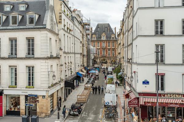 Marais / Place des Vosges – 101 m² – 3 chambres – Ascenseur – Charme & volumes