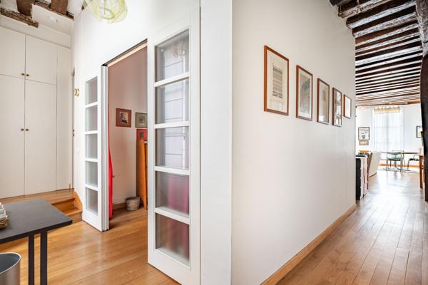 Marais / Place des Vosges – 101 m² – 3 chambres – Ascenseur – Charme & volumes