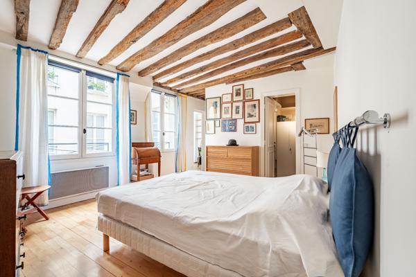 Marais / Place des Vosges – 101 m² – 3 chambres – Ascenseur – Charme & volumes