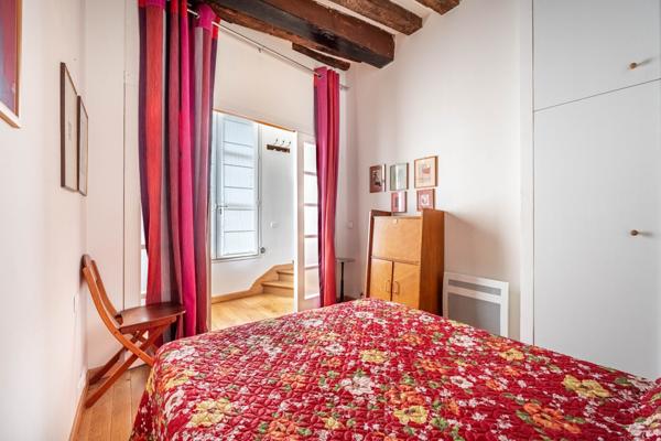 Marais / Place des Vosges – 101 m² – 3 chambres – Ascenseur – Charme & volumes