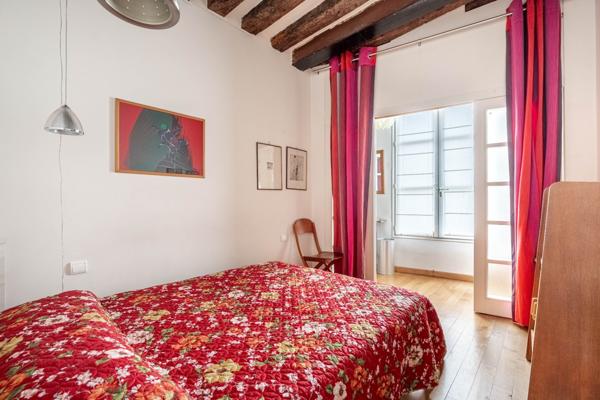 Marais / Place des Vosges – 101 m² – 3 chambres – Ascenseur – Charme & volumes