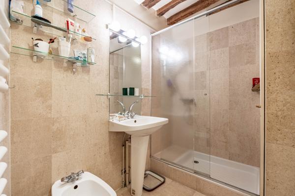 Marais / Place des Vosges – 101 m² – 3 chambres – Ascenseur – Charme & volumes