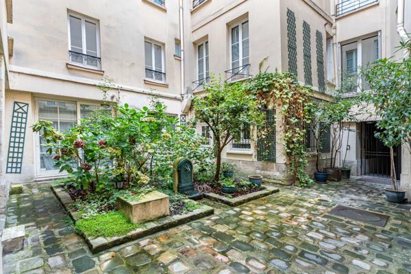 Marais / Place des Vosges – 101 m² – 3 chambres – Ascenseur – Charme & volumes