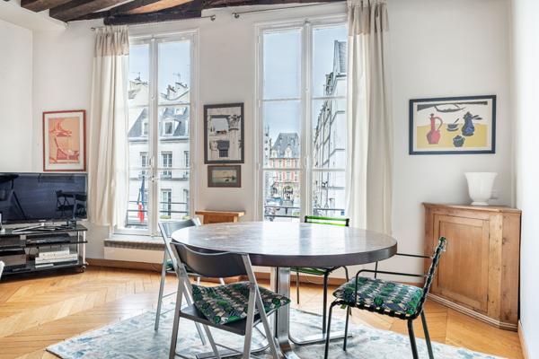 Marais / Place des Vosges – 101 m² – 3 chambres – Ascenseur – Charme & volumes