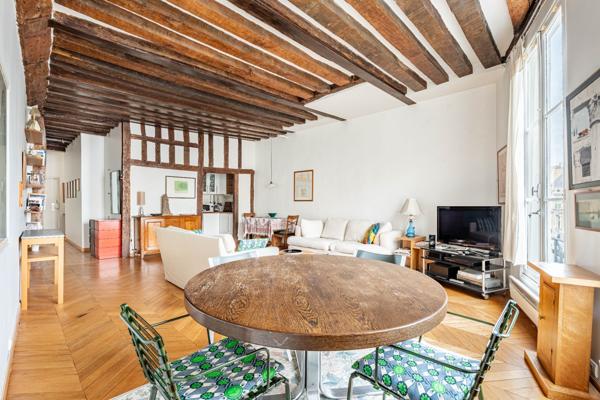 Marais / Place des Vosges – 101 m² – 3 chambres – Ascenseur – Charme & volumes