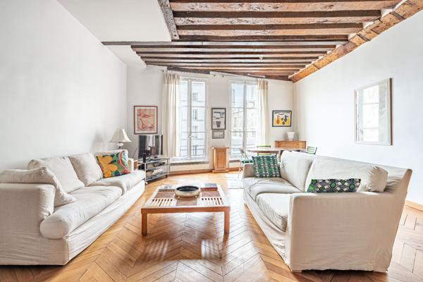 Marais / Place des Vosges – 101 m² – 3 chambres – Ascenseur – Charme & volumes