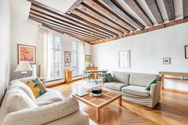 Marais / Place des Vosges – 101 m² – 3 chambres – Ascenseur – Charme & volumes