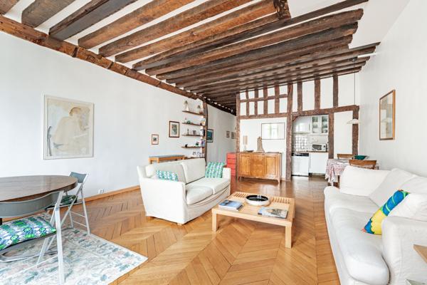 Marais / Place des Vosges – 101 m² – 3 chambres – Ascenseur – Charme & volumes