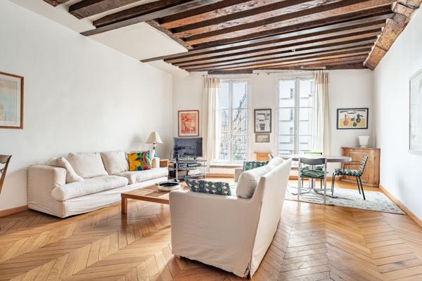 Marais / Place des Vosges – 101 m² – 3 chambres – Ascenseur – Charme & volumes