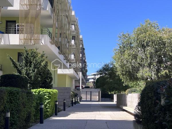 Sur la commune de Juvignac, situé au 3ème étage, bel appartement spacieux et lumineux de type 2 de 46,34 m2 habitables composé d'un séjour cuisine  de 23,61 m2 ouvert sur sa terrasse d'environ 28 m2, d'une chambre de 12,56 m2, d'une salle de bains de 6,91 m2 et d'un WC. Terrasse d'angle de 28 m2. Un parking privatif en sous sol. Bon état général. Orienté Sud Est.
