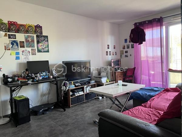 Sur la commune de Juvignac, situé au 3ème étage, bel appartement spacieux et lumineux de type 2 de 46,34 m2 habitables composé d'un séjour cuisine  de 23,61 m2 ouvert sur sa terrasse d'environ 28 m2, d'une chambre de 12,56 m2, d'une salle de bains de 6,91 m2 et d'un WC. Terrasse d'angle de 28 m2. Un parking privatif en sous sol. Bon état général. Orienté Sud Est.