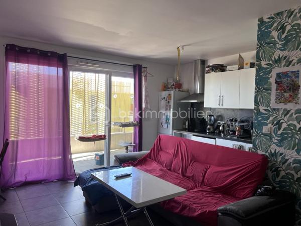 Sur la commune de Juvignac, situé au 3ème étage, bel appartement spacieux et lumineux de type 2 de 46,34 m2 habitables composé d'un séjour cuisine  de 23,61 m2 ouvert sur sa terrasse d'environ 28 m2, d'une chambre de 12,56 m2, d'une salle de bains de 6,91 m2 et d'un WC. Terrasse d'angle de 28 m2. Un parking privatif en sous sol. Bon état général. Orienté Sud Est.