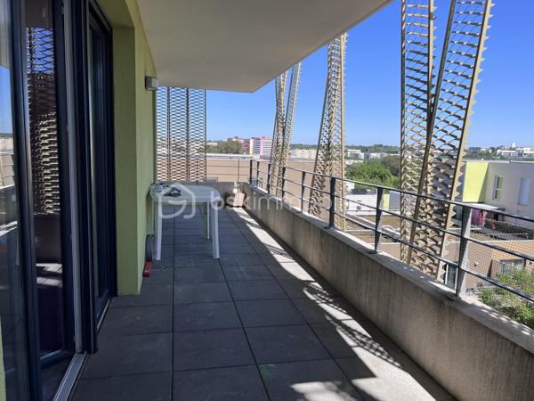 Sur la commune de Juvignac, situé au 3ème étage, bel appartement spacieux et lumineux de type 2 de 46,34 m2 habitables composé d'un séjour cuisine  de 23,61 m2 ouvert sur sa terrasse d'environ 28 m2, d'une chambre de 12,56 m2, d'une salle de bains de 6,91 m2 et d'un WC. Terrasse d'angle de 28 m2. Un parking privatif en sous sol. Bon état général. Orienté Sud Est.