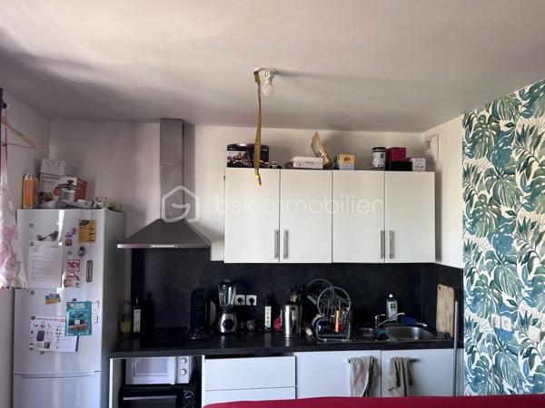 Sur la commune de Juvignac, situé au 3ème étage, bel appartement spacieux et lumineux de type 2 de 46,34 m2 habitables composé d'un séjour cuisine  de 23,61 m2 ouvert sur sa terrasse d'environ 28 m2, d'une chambre de 12,56 m2, d'une salle de bains de 6,91 m2 et d'un WC. Terrasse d'angle de 28 m2. Un parking privatif en sous sol. Bon état général. Orienté Sud Est.