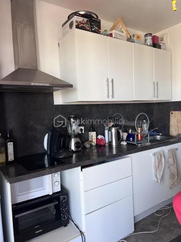 Sur la commune de Juvignac, situé au 3ème étage, bel appartement spacieux et lumineux de type 2 de 46,34 m2 habitables composé d'un séjour cuisine  de 23,61 m2 ouvert sur sa terrasse d'environ 28 m2, d'une chambre de 12,56 m2, d'une salle de bains de 6,91 m2 et d'un WC. Terrasse d'angle de 28 m2. Un parking privatif en sous sol. Bon état général. Orienté Sud Est.