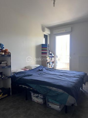 Sur la commune de Juvignac, situé au 3ème étage, bel appartement spacieux et lumineux de type 2 de 46,34 m2 habitables composé d'un séjour cuisine  de 23,61 m2 ouvert sur sa terrasse d'environ 28 m2, d'une chambre de 12,56 m2, d'une salle de bains de 6,91 m2 et d'un WC. Terrasse d'angle de 28 m2. Un parking privatif en sous sol. Bon état général. Orienté Sud Est.