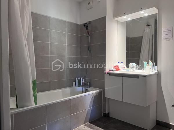 Sur la commune de Juvignac, situé au 3ème étage, bel appartement spacieux et lumineux de type 2 de 46,34 m2 habitables composé d'un séjour cuisine  de 23,61 m2 ouvert sur sa terrasse d'environ 28 m2, d'une chambre de 12,56 m2, d'une salle de bains de 6,91 m2 et d'un WC. Terrasse d'angle de 28 m2. Un parking privatif en sous sol. Bon état général. Orienté Sud Est.