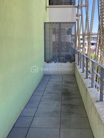 Sur la commune de Juvignac, situé au 3ème étage, bel appartement spacieux et lumineux de type 2 de 46,34 m2 habitables composé d'un séjour cuisine  de 23,61 m2 ouvert sur sa terrasse d'environ 28 m2, d'une chambre de 12,56 m2, d'une salle de bains de 6,91 m2 et d'un WC. Terrasse d'angle de 28 m2. Un parking privatif en sous sol. Bon état général. Orienté Sud Est.