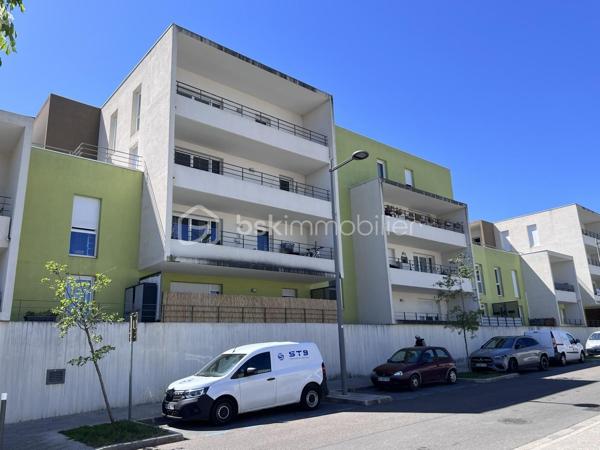Sur la commune de Juvignac, situé au 3ème étage, bel appartement spacieux et lumineux de type 2 de 46,34 m2 habitables composé d'un séjour cuisine  de 23,61 m2 ouvert sur sa terrasse d'environ 28 m2, d'une chambre de 12,56 m2, d'une salle de bains de 6,91 m2 et d'un WC. Terrasse d'angle de 28 m2. Un parking privatif en sous sol. Bon état général. Orienté Sud Est.