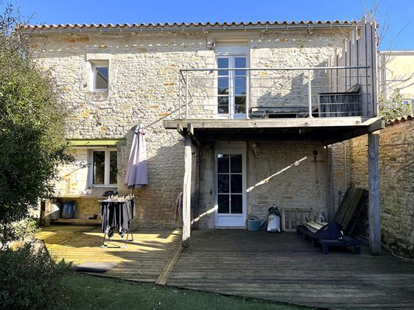 Grande maison en pierres. Centre de Marans (à 20 min de La Rochelle)