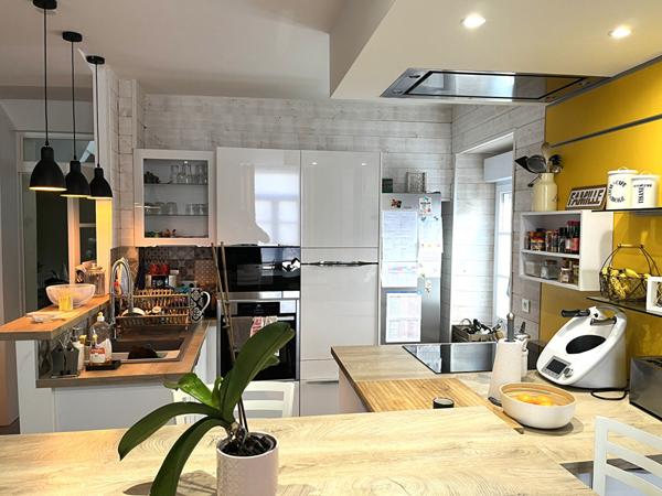 Grande maison en pierres. Centre de Marans (à 20 min de La Rochelle)