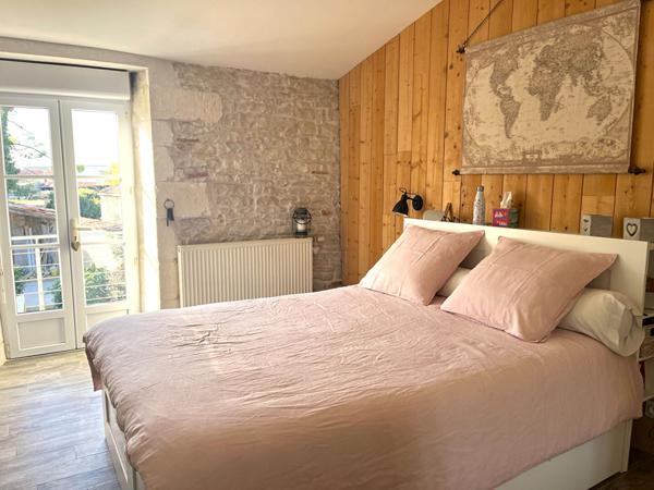 Grande maison en pierres. Centre de Marans (à 20 min de La Rochelle)