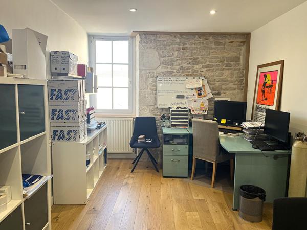 Grande maison en pierres. Centre de Marans (à 20 min de La Rochelle)