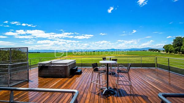 ENSEMBLE IMMOBILIER 270 m² – MAISON, RESTAURANT ET 2 CHAMBRES D'HÔTES

Situé à Marckolsheim, au bord du Canal du Rhône au Rhin et sur le parcours de l'Euro Vélo 15, cet ensemble immobilier entièrement rénové développe environ 270 m² habitables et offre un cadre exceptionnel au cœur de l'Alsace.

L'ensemble comprend :

• Une ancienne maison éclusière rénovée d'environ 110 m² habitables comprenant une vaste pièce de vie, 3 chambres dont une avec dressing, salle de bains, cave et espace bien-être avec spa 6 personnes.

La propriété bénéficie d'une vue panoramique remarquable sur la plaine d'Alsace et les reliefs vosgiens. Les couchers de soleil y offrent un spectacle naturel particulièrement apprécié par la clientèle du restaurant ainsi que par les hôtes de passage.

• Un restaurant entièrement rénové en 2022 d'environ 80 m² comprenant une salle d'environ 40 couverts ainsi qu'un espace de restauration extérieur d'environ 50 couverts en bordure du Canal du Rhône au Rhin.

• Deux chambres d'hôtes indépendantes d'environ 40 m² chacune, rénovées en 2022 et immédiatement exploitables.

Les points forts :

✓ Ensemble immobilier rénové
✓ Activité touristique et restauration en place
✓ Vue exceptionnelle sur la plaine d'Alsace
✓ Bord du Canal du Rhône au Rhin
✓ EuroVélo 15 à proximité immédiate
✓ Spa 6 personnes
✓ Aucun travaux à prévoir
✓ Stationnement facile
✓ Fort potentiel de développement

Situation idéale :

* Centre-ville de Marckolsheim à moins de 3 minutes
* Allemagne à proximité immédiate
* Europa-Park à environ 25 km
* Colmar à 30 minutes
* Strasbourg à 45 minutes

Un bien rare réunissant habitation, restauration et hébergement touristique dans un environnement privilégié, recherché pour son calme, sa nature et sa vue exceptionnelle.

Prix affiché optimisé dans le cadre d'une location avec option d'achat sur 18 mois. Occupation immédiate possible. Prix de vente fixé dès la signature. Les loyers versés ne sont pas déductibles du prix d'acquisition.