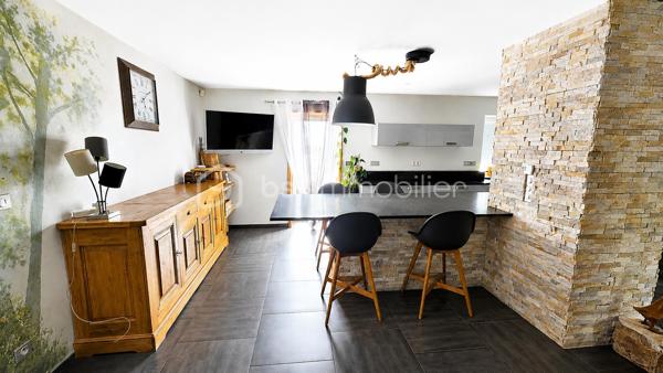 ENSEMBLE IMMOBILIER 270 m² – MAISON, RESTAURANT ET 2 CHAMBRES D'HÔTES

Situé à Marckolsheim, au bord du Canal du Rhône au Rhin et sur le parcours de l'Euro Vélo 15, cet ensemble immobilier entièrement rénové développe environ 270 m² habitables et offre un cadre exceptionnel au cœur de l'Alsace.

L'ensemble comprend :

• Une ancienne maison éclusière rénovée d'environ 110 m² habitables comprenant une vaste pièce de vie, 3 chambres dont une avec dressing, salle de bains, cave et espace bien-être avec spa 6 personnes.

La propriété bénéficie d'une vue panoramique remarquable sur la plaine d'Alsace et les reliefs vosgiens. Les couchers de soleil y offrent un spectacle naturel particulièrement apprécié par la clientèle du restaurant ainsi que par les hôtes de passage.

• Un restaurant entièrement rénové en 2022 d'environ 80 m² comprenant une salle d'environ 40 couverts ainsi qu'un espace de restauration extérieur d'environ 50 couverts en bordure du Canal du Rhône au Rhin.

• Deux chambres d'hôtes indépendantes d'environ 40 m² chacune, rénovées en 2022 et immédiatement exploitables.

Les points forts :

✓ Ensemble immobilier rénové
✓ Activité touristique et restauration en place
✓ Vue exceptionnelle sur la plaine d'Alsace
✓ Bord du Canal du Rhône au Rhin
✓ EuroVélo 15 à proximité immédiate
✓ Spa 6 personnes
✓ Aucun travaux à prévoir
✓ Stationnement facile
✓ Fort potentiel de développement

Situation idéale :

* Centre-ville de Marckolsheim à moins de 3 minutes
* Allemagne à proximité immédiate
* Europa-Park à environ 25 km
* Colmar à 30 minutes
* Strasbourg à 45 minutes

Un bien rare réunissant habitation, restauration et hébergement touristique dans un environnement privilégié, recherché pour son calme, sa nature et sa vue exceptionnelle.

Prix affiché optimisé dans le cadre d'une location avec option d'achat sur 18 mois. Occupation immédiate possible. Prix de vente fixé dès la signature. Les loyers versés ne sont pas déductibles du prix d'acquisition.