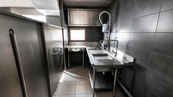 ENSEMBLE IMMOBILIER 270 m² – MAISON, RESTAURANT ET 2 CHAMBRES D'HÔTES

Situé à Marckolsheim, au bord du Canal du Rhône au Rhin et sur le parcours de l'Euro Vélo 15, cet ensemble immobilier entièrement rénové développe environ 270 m² habitables et offre un cadre exceptionnel au cœur de l'Alsace.

L'ensemble comprend :

• Une ancienne maison éclusière rénovée d'environ 110 m² habitables comprenant une vaste pièce de vie, 3 chambres dont une avec dressing, salle de bains, cave et espace bien-être avec spa 6 personnes.

La propriété bénéficie d'une vue panoramique remarquable sur la plaine d'Alsace et les reliefs vosgiens. Les couchers de soleil y offrent un spectacle naturel particulièrement apprécié par la clientèle du restaurant ainsi que par les hôtes de passage.

• Un restaurant entièrement rénové en 2022 d'environ 80 m² comprenant une salle d'environ 40 couverts ainsi qu'un espace de restauration extérieur d'environ 50 couverts en bordure du Canal du Rhône au Rhin.

• Deux chambres d'hôtes indépendantes d'environ 40 m² chacune, rénovées en 2022 et immédiatement exploitables.

Les points forts :

✓ Ensemble immobilier rénové
✓ Activité touristique et restauration en place
✓ Vue exceptionnelle sur la plaine d'Alsace
✓ Bord du Canal du Rhône au Rhin
✓ EuroVélo 15 à proximité immédiate
✓ Spa 6 personnes
✓ Aucun travaux à prévoir
✓ Stationnement facile
✓ Fort potentiel de développement

Situation idéale :

* Centre-ville de Marckolsheim à moins de 3 minutes
* Allemagne à proximité immédiate
* Europa-Park à environ 25 km
* Colmar à 30 minutes
* Strasbourg à 45 minutes

Un bien rare réunissant habitation, restauration et hébergement touristique dans un environnement privilégié, recherché pour son calme, sa nature et sa vue exceptionnelle.

Prix affiché optimisé dans le cadre d'une location avec option d'achat sur 18 mois. Occupation immédiate possible. Prix de vente fixé dès la signature. Les loyers versés ne sont pas déductibles du prix d'acquisition.