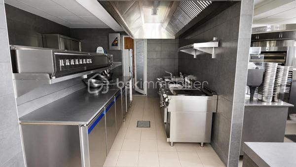 ENSEMBLE IMMOBILIER 270 m² – MAISON, RESTAURANT ET 2 CHAMBRES D'HÔTES

Situé à Marckolsheim, au bord du Canal du Rhône au Rhin et sur le parcours de l'Euro Vélo 15, cet ensemble immobilier entièrement rénové développe environ 270 m² habitables et offre un cadre exceptionnel au cœur de l'Alsace.

L'ensemble comprend :

• Une ancienne maison éclusière rénovée d'environ 110 m² habitables comprenant une vaste pièce de vie, 3 chambres dont une avec dressing, salle de bains, cave et espace bien-être avec spa 6 personnes.

La propriété bénéficie d'une vue panoramique remarquable sur la plaine d'Alsace et les reliefs vosgiens. Les couchers de soleil y offrent un spectacle naturel particulièrement apprécié par la clientèle du restaurant ainsi que par les hôtes de passage.

• Un restaurant entièrement rénové en 2022 d'environ 80 m² comprenant une salle d'environ 40 couverts ainsi qu'un espace de restauration extérieur d'environ 50 couverts en bordure du Canal du Rhône au Rhin.

• Deux chambres d'hôtes indépendantes d'environ 40 m² chacune, rénovées en 2022 et immédiatement exploitables.

Les points forts :

✓ Ensemble immobilier rénové
✓ Activité touristique et restauration en place
✓ Vue exceptionnelle sur la plaine d'Alsace
✓ Bord du Canal du Rhône au Rhin
✓ EuroVélo 15 à proximité immédiate
✓ Spa 6 personnes
✓ Aucun travaux à prévoir
✓ Stationnement facile
✓ Fort potentiel de développement

Situation idéale :

* Centre-ville de Marckolsheim à moins de 3 minutes
* Allemagne à proximité immédiate
* Europa-Park à environ 25 km
* Colmar à 30 minutes
* Strasbourg à 45 minutes

Un bien rare réunissant habitation, restauration et hébergement touristique dans un environnement privilégié, recherché pour son calme, sa nature et sa vue exceptionnelle.

Prix affiché optimisé dans le cadre d'une location avec option d'achat sur 18 mois. Occupation immédiate possible. Prix de vente fixé dès la signature. Les loyers versés ne sont pas déductibles du prix d'acquisition.