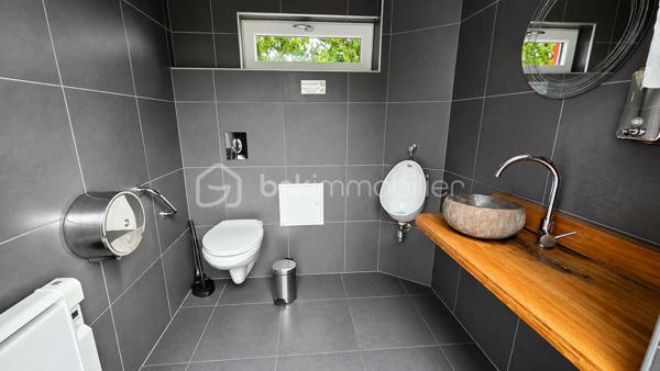 ENSEMBLE IMMOBILIER 270 m² – MAISON, RESTAURANT ET 2 CHAMBRES D'HÔTES

Situé à Marckolsheim, au bord du Canal du Rhône au Rhin et sur le parcours de l'Euro Vélo 15, cet ensemble immobilier entièrement rénové développe environ 270 m² habitables et offre un cadre exceptionnel au cœur de l'Alsace.

L'ensemble comprend :

• Une ancienne maison éclusière rénovée d'environ 110 m² habitables comprenant une vaste pièce de vie, 3 chambres dont une avec dressing, salle de bains, cave et espace bien-être avec spa 6 personnes.

La propriété bénéficie d'une vue panoramique remarquable sur la plaine d'Alsace et les reliefs vosgiens. Les couchers de soleil y offrent un spectacle naturel particulièrement apprécié par la clientèle du restaurant ainsi que par les hôtes de passage.

• Un restaurant entièrement rénové en 2022 d'environ 80 m² comprenant une salle d'environ 40 couverts ainsi qu'un espace de restauration extérieur d'environ 50 couverts en bordure du Canal du Rhône au Rhin.

• Deux chambres d'hôtes indépendantes d'environ 40 m² chacune, rénovées en 2022 et immédiatement exploitables.

Les points forts :

✓ Ensemble immobilier rénové
✓ Activité touristique et restauration en place
✓ Vue exceptionnelle sur la plaine d'Alsace
✓ Bord du Canal du Rhône au Rhin
✓ EuroVélo 15 à proximité immédiate
✓ Spa 6 personnes
✓ Aucun travaux à prévoir
✓ Stationnement facile
✓ Fort potentiel de développement

Situation idéale :

* Centre-ville de Marckolsheim à moins de 3 minutes
* Allemagne à proximité immédiate
* Europa-Park à environ 25 km
* Colmar à 30 minutes
* Strasbourg à 45 minutes

Un bien rare réunissant habitation, restauration et hébergement touristique dans un environnement privilégié, recherché pour son calme, sa nature et sa vue exceptionnelle.

Prix affiché optimisé dans le cadre d'une location avec option d'achat sur 18 mois. Occupation immédiate possible. Prix de vente fixé dès la signature. Les loyers versés ne sont pas déductibles du prix d'acquisition.