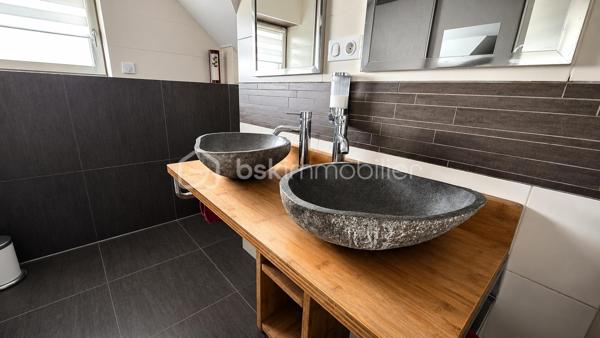ENSEMBLE IMMOBILIER 270 m² – MAISON, RESTAURANT ET 2 CHAMBRES D'HÔTES

Situé à Marckolsheim, au bord du Canal du Rhône au Rhin et sur le parcours de l'Euro Vélo 15, cet ensemble immobilier entièrement rénové développe environ 270 m² habitables et offre un cadre exceptionnel au cœur de l'Alsace.

L'ensemble comprend :

• Une ancienne maison éclusière rénovée d'environ 110 m² habitables comprenant une vaste pièce de vie, 3 chambres dont une avec dressing, salle de bains, cave et espace bien-être avec spa 6 personnes.

La propriété bénéficie d'une vue panoramique remarquable sur la plaine d'Alsace et les reliefs vosgiens. Les couchers de soleil y offrent un spectacle naturel particulièrement apprécié par la clientèle du restaurant ainsi que par les hôtes de passage.

• Un restaurant entièrement rénové en 2022 d'environ 80 m² comprenant une salle d'environ 40 couverts ainsi qu'un espace de restauration extérieur d'environ 50 couverts en bordure du Canal du Rhône au Rhin.

• Deux chambres d'hôtes indépendantes d'environ 40 m² chacune, rénovées en 2022 et immédiatement exploitables.

Les points forts :

✓ Ensemble immobilier rénové
✓ Activité touristique et restauration en place
✓ Vue exceptionnelle sur la plaine d'Alsace
✓ Bord du Canal du Rhône au Rhin
✓ EuroVélo 15 à proximité immédiate
✓ Spa 6 personnes
✓ Aucun travaux à prévoir
✓ Stationnement facile
✓ Fort potentiel de développement

Situation idéale :

* Centre-ville de Marckolsheim à moins de 3 minutes
* Allemagne à proximité immédiate
* Europa-Park à environ 25 km
* Colmar à 30 minutes
* Strasbourg à 45 minutes

Un bien rare réunissant habitation, restauration et hébergement touristique dans un environnement privilégié, recherché pour son calme, sa nature et sa vue exceptionnelle.

Prix affiché optimisé dans le cadre d'une location avec option d'achat sur 18 mois. Occupation immédiate possible. Prix de vente fixé dès la signature. Les loyers versés ne sont pas déductibles du prix d'acquisition.